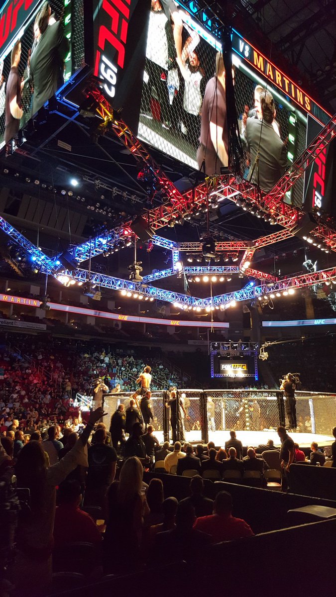 EdsonBaeza's tweet photo. 7 years ago today, I was witness to Islam Makhachev's lone loss in the #UFC at #UFC192. Safe to say he's rebounded nicely. What will the outcome be when he faces @CharlesDoBronxs at #UFC280 in less than 3 weeks? https://t.co/2umTMPZYRt