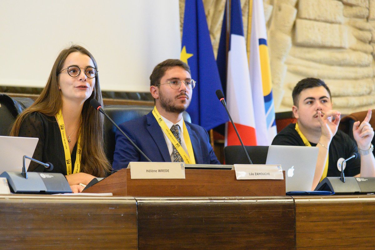 #Jeunesse 👍
📷 Quelques images de la première plénière du <a href="/CRJCentre_VDL/">Conseil Régional de la Jeunesse Centre-VdL</a> le 24/09 🗓
 
👏 Ils ont 15 à 28 ans et forment cette nouvelle assemblée paritaire et ouverte aux personnes non-binaires, qui contribue à l'ensemble des politiques régionales 🏛

ℹ️ bit.ly/3M7aaf6