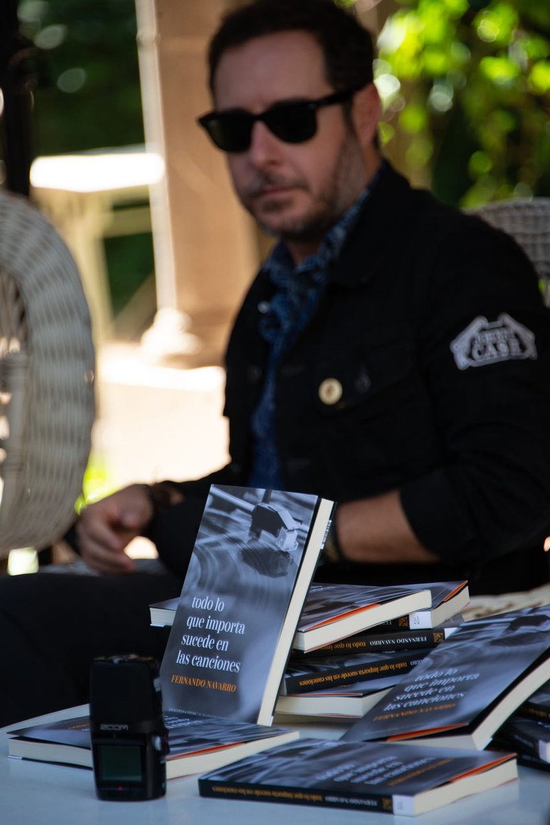 pepitaseditora's tweet photo. 🎞Fotos de la presentación del libro 'Todo que importa sucede en las canciones', de @fernavarro17, dentro del festival #EstacionesSonoras en Cascante.
Organizada por @RadioCierzo 
¡Muchas gracias! 

*
Con @los_aciertos
https://t.co/TpvvUW8BUk https://t.co/LVrAG4YvgK