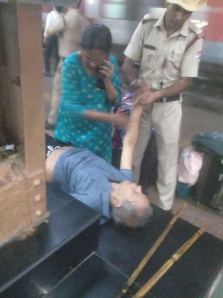 RailMinIndia's tweet photo. जीवन रक्षक बना सजग आरपीएफ कर्मी!

उत्तर प्रदेश के मथुरा रेलवे स्टेशन पर 1/10/22 को ट्रेन संख्या 22634 में यात्रा कर रहे यात्री की हार्ट अटैक की वजह से अचानक तबीयत बिगड़ गई, जिन्हें ड्यूटी पर तैनात सजग आरपीएफ कर्मी ने तत्काल CPR दी व समय पर अस्पताल पहुंचा उनके प्राणों की रक्षा की। https://t.co/RkHnoJsLEs