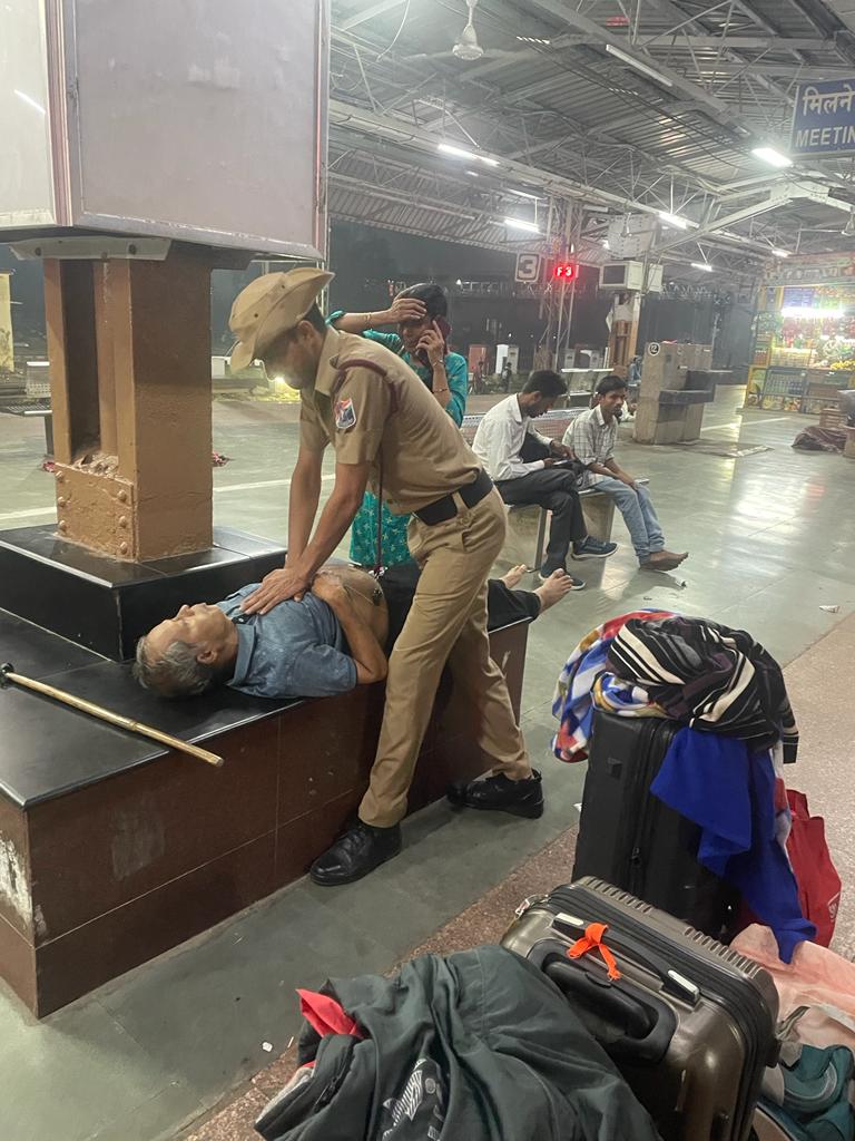 RailMinIndia's tweet photo. जीवन रक्षक बना सजग आरपीएफ कर्मी!

उत्तर प्रदेश के मथुरा रेलवे स्टेशन पर 1/10/22 को ट्रेन संख्या 22634 में यात्रा कर रहे यात्री की हार्ट अटैक की वजह से अचानक तबीयत बिगड़ गई, जिन्हें ड्यूटी पर तैनात सजग आरपीएफ कर्मी ने तत्काल CPR दी व समय पर अस्पताल पहुंचा उनके प्राणों की रक्षा की। https://t.co/RkHnoJsLEs