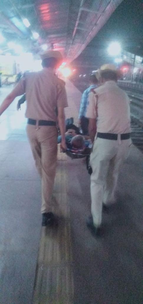 RailMinIndia's tweet photo. जीवन रक्षक बना सजग आरपीएफ कर्मी!

उत्तर प्रदेश के मथुरा रेलवे स्टेशन पर 1/10/22 को ट्रेन संख्या 22634 में यात्रा कर रहे यात्री की हार्ट अटैक की वजह से अचानक तबीयत बिगड़ गई, जिन्हें ड्यूटी पर तैनात सजग आरपीएफ कर्मी ने तत्काल CPR दी व समय पर अस्पताल पहुंचा उनके प्राणों की रक्षा की। https://t.co/RkHnoJsLEs