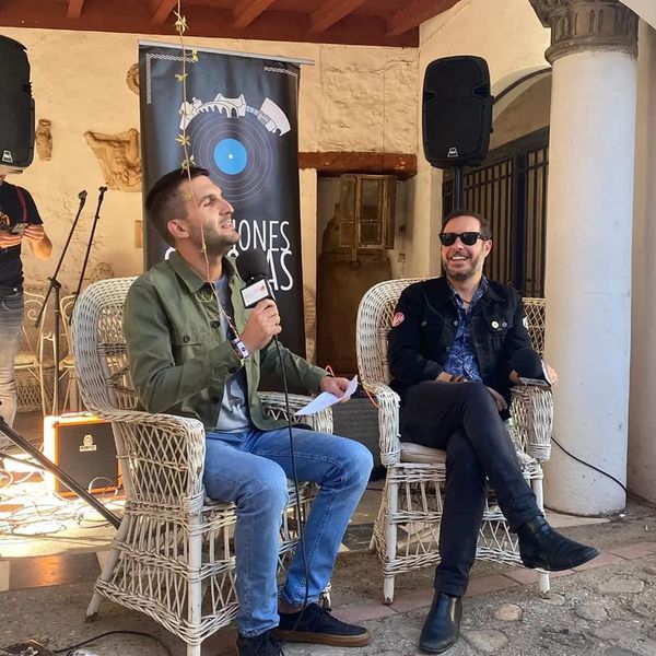 pepitaseditora's tweet photo. 🎞Fotos de la presentación del libro 'Todo que importa sucede en las canciones', de @fernavarro17, dentro del festival #EstacionesSonoras en Cascante.
Organizada por @RadioCierzo 
¡Muchas gracias! 

*
Con @los_aciertos
https://t.co/TpvvUW8BUk https://t.co/LVrAG4YvgK