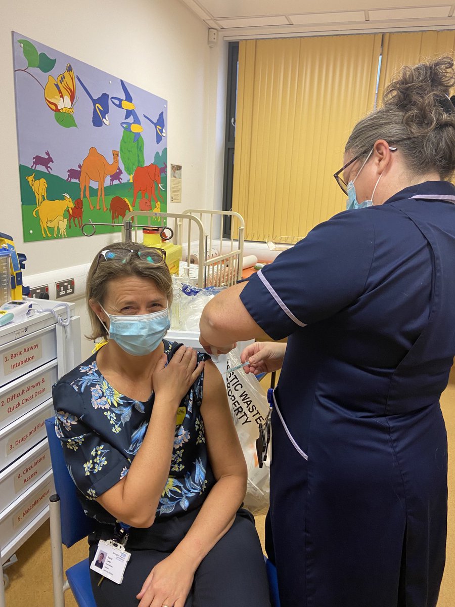 Kookie31's tweet photo. Leading by example our very own Director of Midwifery having her #covid19Booster ⁦@mwrachelcarter⁩ ⁦@BWC_NHS⁩ #pleaseprotectme #jabssavelives https://t.co/FCw7Nh0m3P