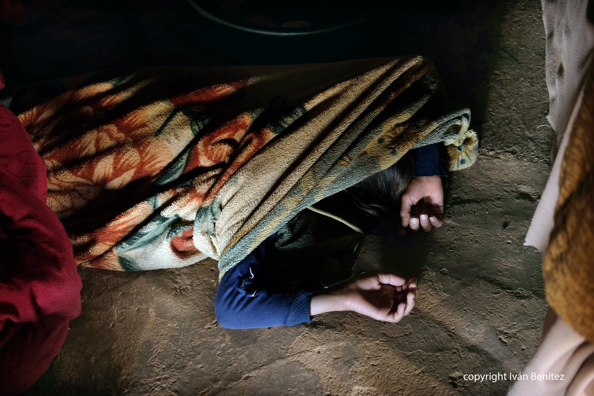 Nació en Raqqa (Siria), tiene 11 años y lleva toda su vida durmiendo sobre el suelo de un asentamiento de Baalbek (Líbano). Nunca ha ido a la escuela. 
Miles de niños sirios duermen en este país en el suelo. Sin electricidad, sin agua, sin leña, sin educación. Llega el invierno.