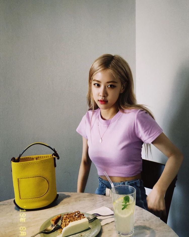rozesarerozsie's tweet photo. aftie, don’t forget to eat your lunch<3 https://t.co/9s5uhoZEBi