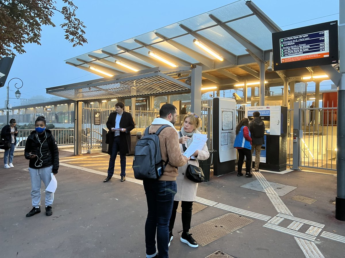 SylvieCarillon's tweet photo. Signez en ligne la pétition soutenue par @durovray et les maires de @cavyvs contre la suppression par l’Etat et la SNCF du système #Nexteo d’automatisation du #RERD, permettant une fréquence accrue et une meilleure régularité des trains. https://t.co/2MZrUFKOJ8