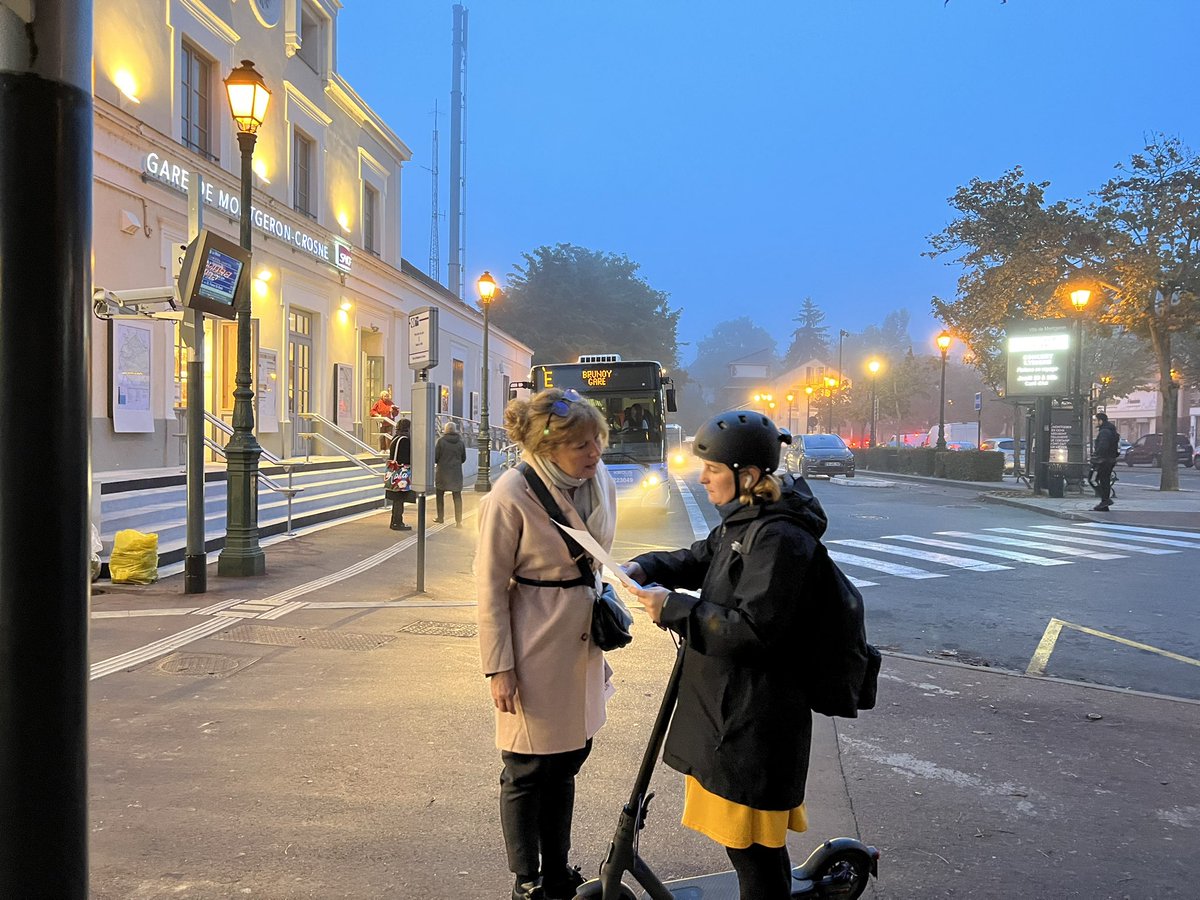 SylvieCarillon's tweet photo. Signez en ligne la pétition soutenue par @durovray et les maires de @cavyvs contre la suppression par l’Etat et la SNCF du système #Nexteo d’automatisation du #RERD, permettant une fréquence accrue et une meilleure régularité des trains. https://t.co/2MZrUFKOJ8