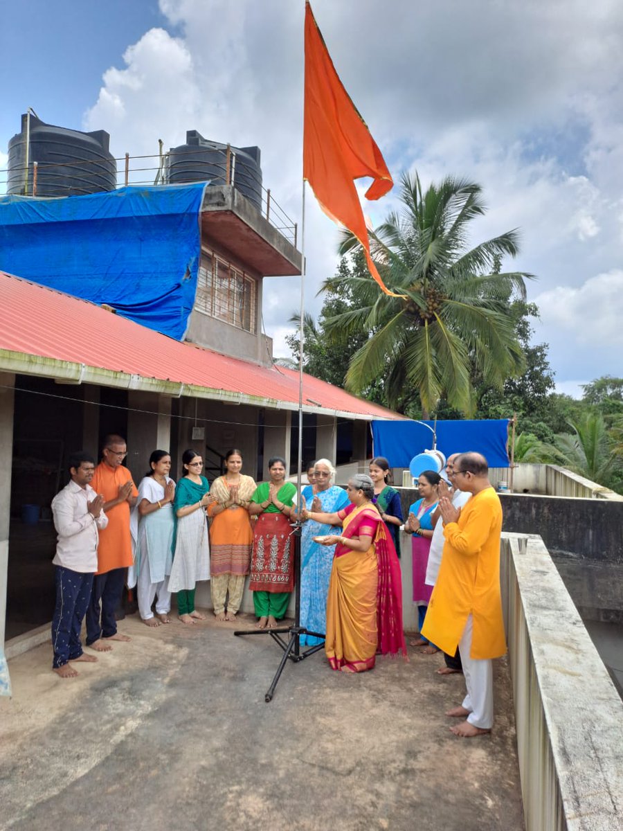 SanatanSanstha's tweet photo. Sanatan's Sadguru Swati Khadye and Sadguru Satyawan Kadam participate in the #HarGharBhagwa campaign initiated by @HinduJagrutiOrg 

Pic : Sadguru Swati Khadye performing puja of Saffron flag, alongwith Sadguru Satyawan Kadam (rightmost) and Sanatan's seekers https://t.co/kP9FrkrF5K