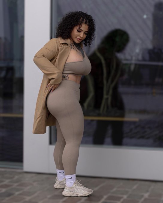 Watch Azita's leaked NSFW photo on TwXstars