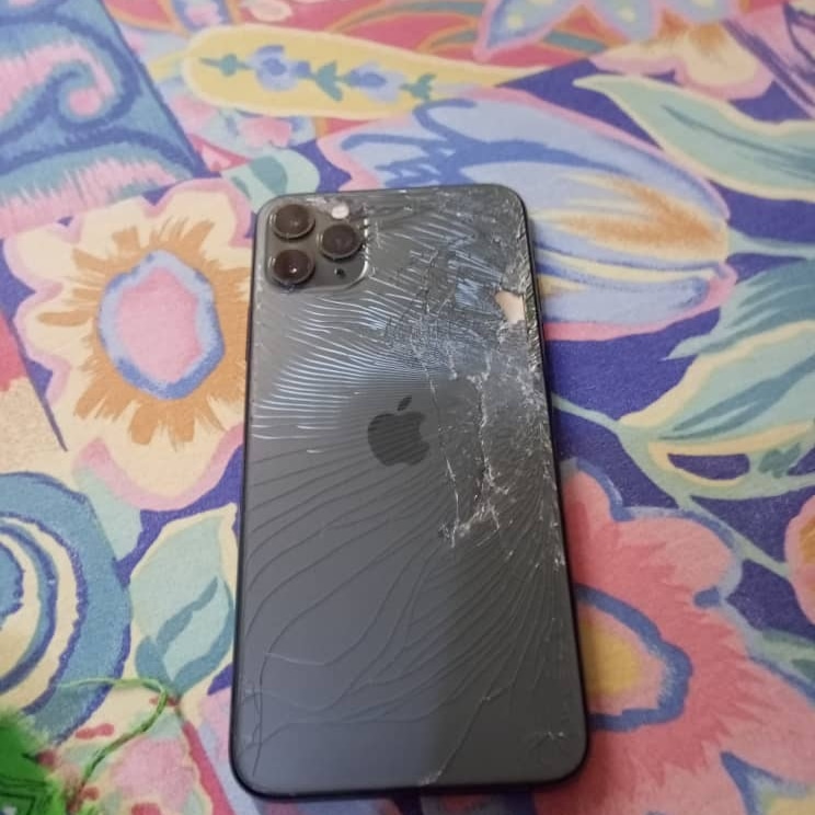 EngrBerny's tweet photo. Does your iPhone back glass look like this?
Well... I can fix that for shikini money..

Tinubu .. Peter Obi .. South South .. Asari.. https://t.co/ShtT2VSgqV