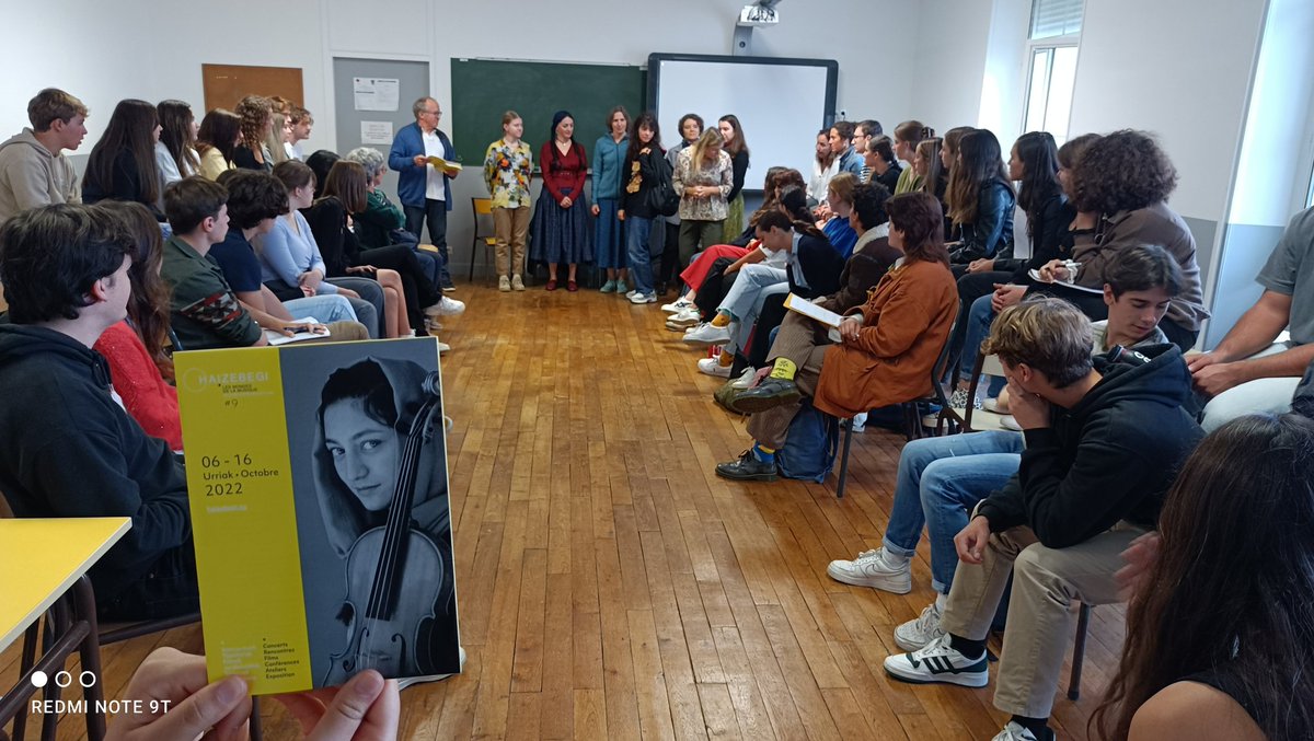 PMAYTE1's tweet photo. Ce matin nos lycéens des options Histoire des Arts et Droit, grands enjeux du monde contemporain rencontrent des chanteuses ukrainiennes à l'occasion du Festival Haizebegi #haizebegi https://t.co/Xip8cMuELp