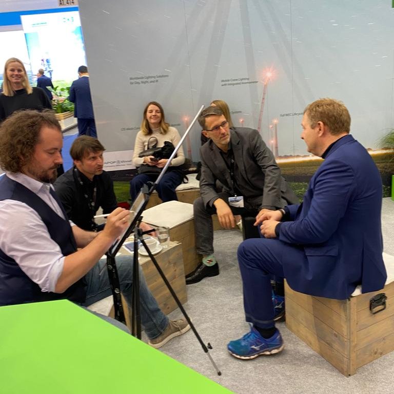 Schön war's, <a href="/WindEnergyHH/">WindEnergy Hamburg</a>! Danke für eine tolle Messe mit inspirierenden Gesprächen und tollen Begegnungen. Danke auch an Hamburgs Umweltsenator <a href="/JensKerstan/">Jens Kerstan</a> für den Besuch an unserem Stand und den netten Austausch. Wir hoffen, das Porträt findet einen Ehrenplatz im Büro ;-)