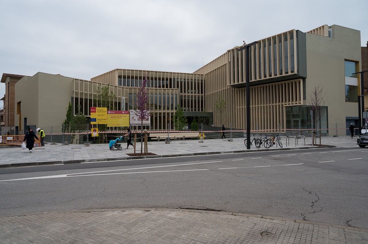 osona's tweet photo. 👨‍🚒 Fotos | Així s'ha construït la biblioteca Pilarín Bayés de Vic, que s'inaugurarà aquest divendres

📸 Josep M. Montaner (@fotomontaner) #flaixND https://t.co/WAt9IwkQ7I https://t.co/7afWY3r1Ug