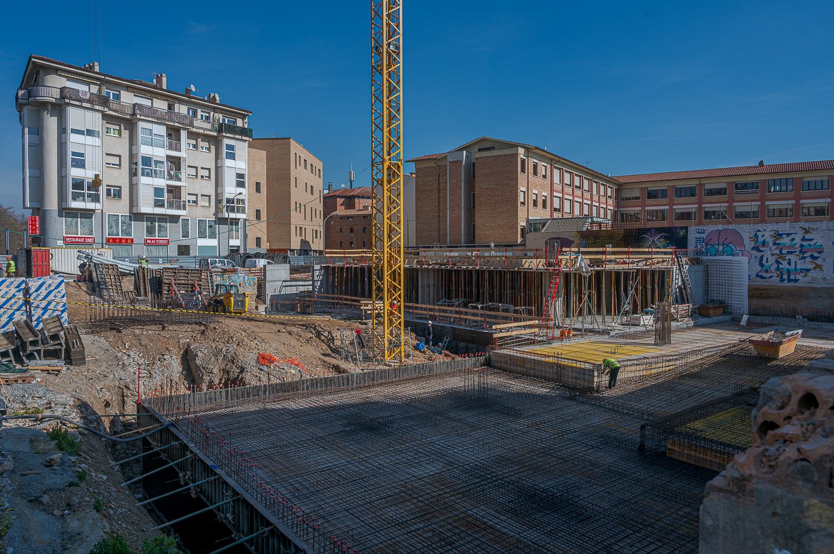 osona's tweet photo. 👨‍🚒 Fotos | Així s'ha construït la biblioteca Pilarín Bayés de Vic, que s'inaugurarà aquest divendres

📸 Josep M. Montaner (@fotomontaner) #flaixND https://t.co/WAt9IwkQ7I https://t.co/7afWY3r1Ug