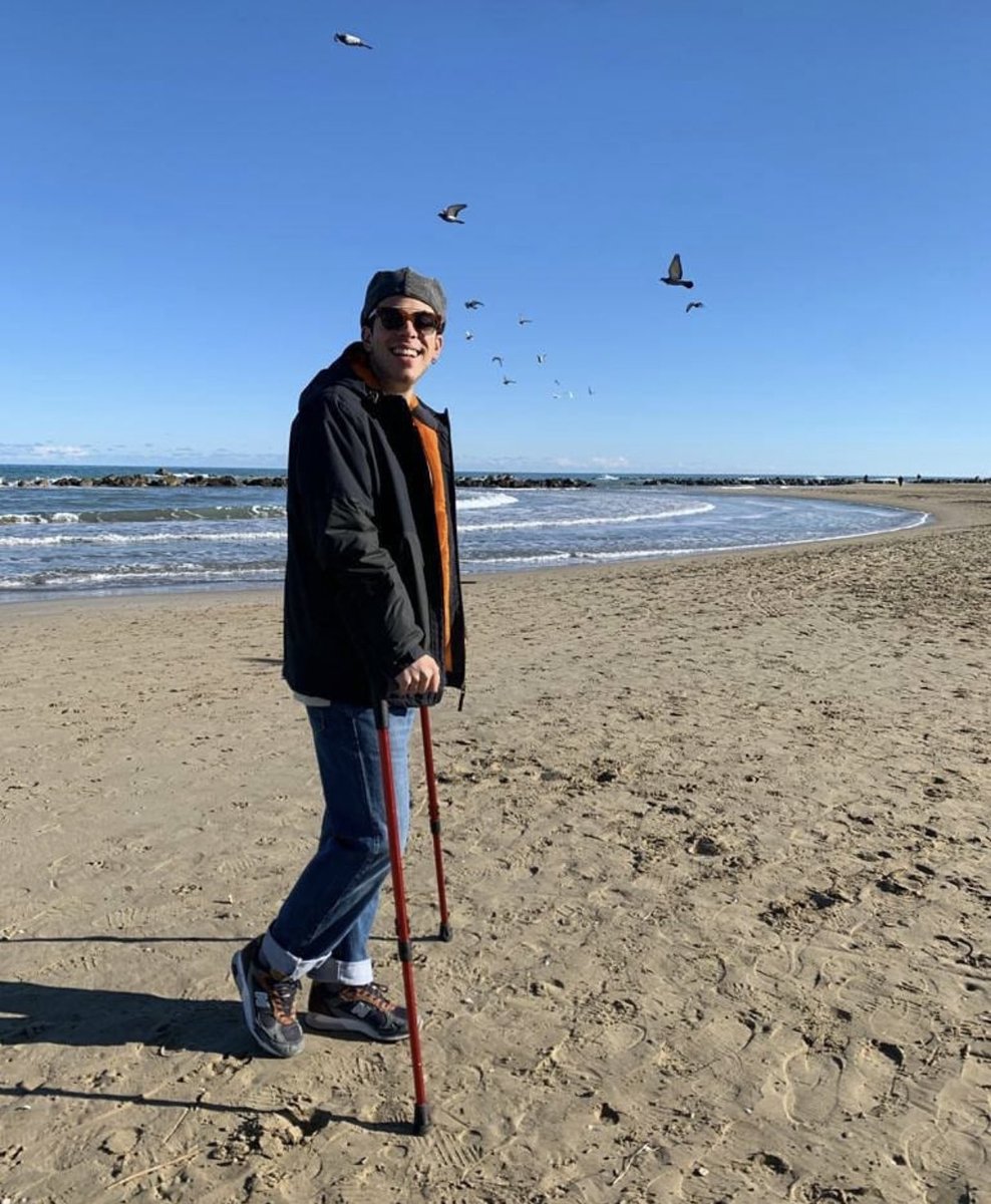 _eliasantini's tweet photo. viola ha deciso de riprende il momento al mare co’ le stampelle, persino per i mejo capitano gli incidenti https://t.co/U7JDTe4Ac6