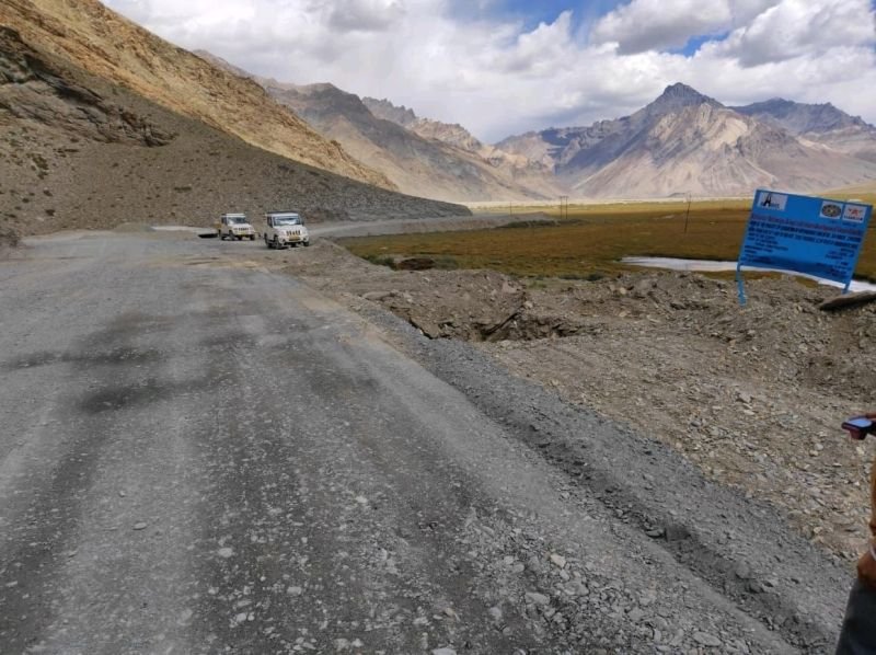 Sahilinfra2's tweet photo. #NH301
Kargil-Zanskar highway(230 kms)
Upgradation to 2 lanes with paved shoulder,it has been divided into 8 pkgs.Once completed, it will ensure all-weather connectivity between Kargil and Zanskar valley and further to proposed Shinku la tunnel.
©️CivilMantra Infracon Pvt ltd https://t.co/oIwkntG5x7