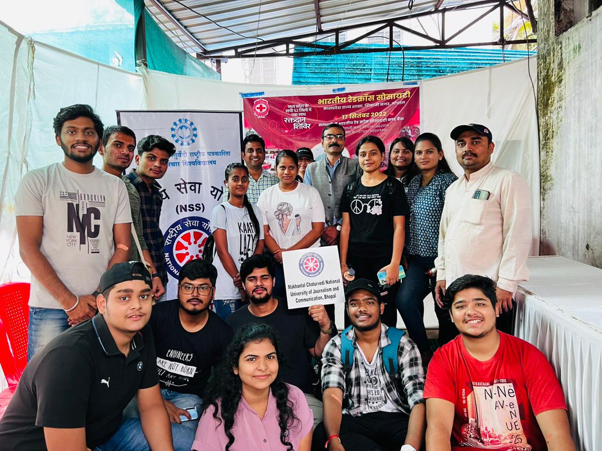 Nssmcu's tweet image. राज्य सरकार की मुहिम के तहत रेड क्रॉस हॉस्पिटल के सहयोग से माखनलाल चतुर्वेदी राष्ट्रीय पत्रकारिता एवं संचार विश्वविद्यालय की राष्ट्रीय सेवा योजना इकाई ने ब्लड डोनेशन कैंप का आयोजन किया। 
साथ ही रासेयो सवयंसेवको ने जागरूकता अभियान चलाया।
@mcu_bhopal
#BloodDonation #NSS