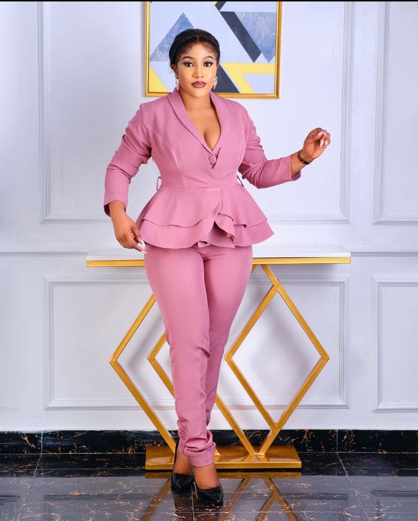 PearlDavidFash's tweet photo. THIS WEEK IS YOURS , OWN IT 🥰

Don't count the days, Make the days count✨

Available in Sizes 10,12

Price-16,800

Yaba Outlet- 180 Herbert Macaulay way , Adekunle Yaba https://t.co/3cHv5c4x54
