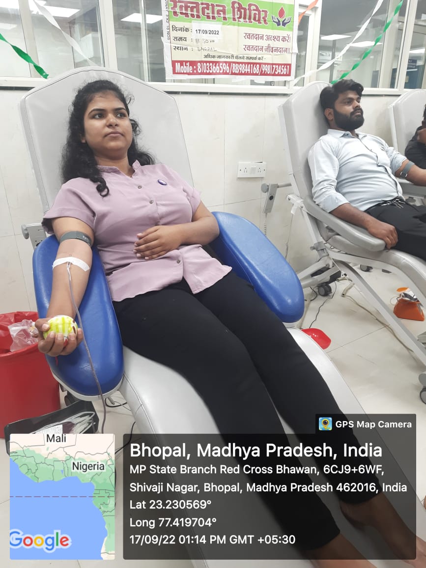 Nssmcu's tweet image. राज्य सरकार की मुहिम के तहत रेड क्रॉस हॉस्पिटल के सहयोग से माखनलाल चतुर्वेदी राष्ट्रीय पत्रकारिता एवं संचार विश्वविद्यालय की राष्ट्रीय सेवा योजना इकाई ने ब्लड डोनेशन कैंप का आयोजन किया। 
साथ ही रासेयो सवयंसेवको ने जागरूकता अभियान चलाया।
@mcu_bhopal
#BloodDonation #NSS
