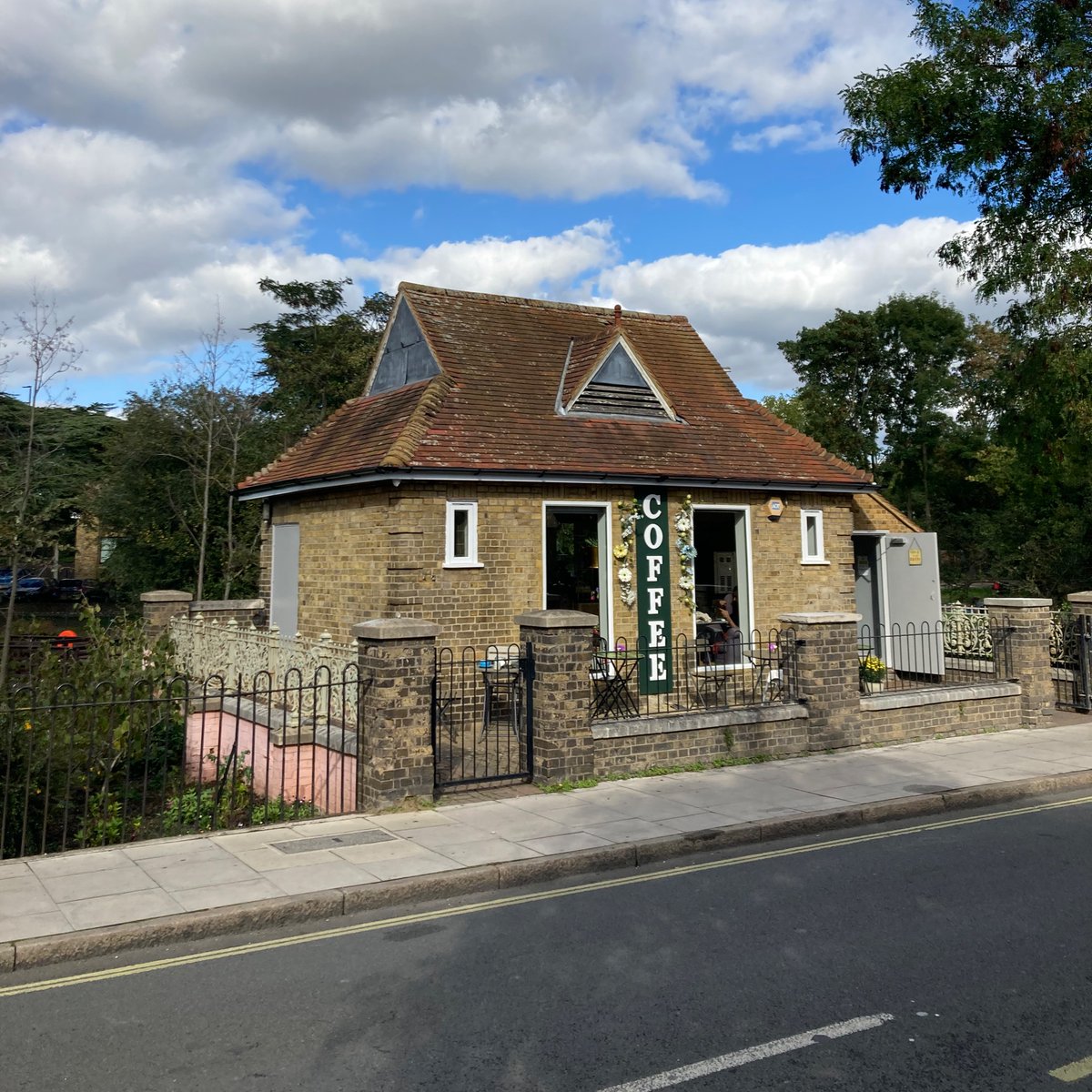 Bridge House Pond, Feltham tweet media
