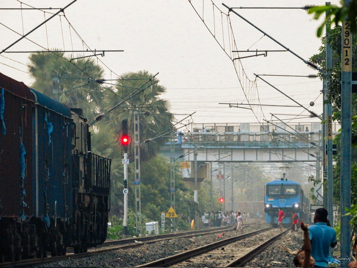 NFR_Enthusiasts's tweet photo. When the Old Generation meets the New Generation

#Malda WDM3D with BCNA Rake approaching #MaldaTown while #Saharanpur WAG12B with BOXN Rake departing from #MLDT

📸: @Avirup14056 
#NFRailEnthusiastsOG

@drmmalda @drm_kir @EasternRailway @RailNf @RailMinIndia #IndianRailways https://t.co/XSENPznPXT