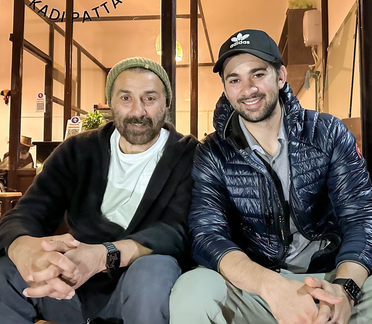 BollyKiBaten's tweet photo. Gear up for Apne 2 as #imkarandeol and #imsunnydeol come together with writer #neerrajpathak1 for the final read of their much awaited movie #Apne 2😍
#karandeol #sunnydeol #apne2 #neerrajpathak #apne #finalreading https://t.co/ILy5KIBM1C