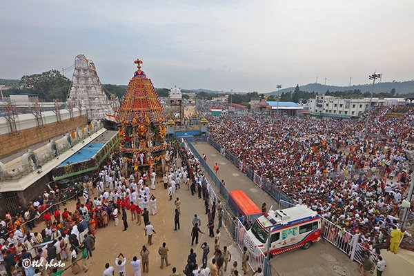 svbcttd's tweet photo. అంగరంగ వైభవంగా జరిగింది. పెద్ద సంఖ్యలో భక్తులు పాల్గొని స్వామివారి రథాన్ని లాగారు.
#Rathotsavam #hindutemple #bramhotsavalu #srivaribramhotsavalu #varshikabramhotsavalu #Tirumala #September27 #October5 #fbreels #fbreelsvideo #madastreets #srivaritemple #TTDNews #trending https://t.co/nJXdlQ6BjQ