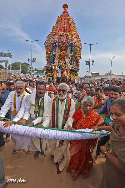 svbcttd's tweet photo. అంగరంగ వైభవంగా జరిగింది. పెద్ద సంఖ్యలో భక్తులు పాల్గొని స్వామివారి రథాన్ని లాగారు.
#Rathotsavam #hindutemple #bramhotsavalu #srivaribramhotsavalu #varshikabramhotsavalu #Tirumala #September27 #October5 #fbreels #fbreelsvideo #madastreets #srivaritemple #TTDNews #trending https://t.co/nJXdlQ6BjQ