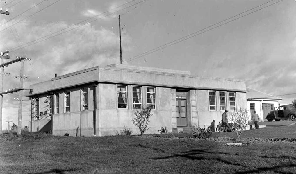 Auckland Radio transmitter building in 1946. The transmitter site was in Oliver Road, Eastern Beach. Operators at the Musick Point receiving station were connected to the transmitters (keying &amp; audio circuits) via two telephone cables laid along different routes for redundancy.