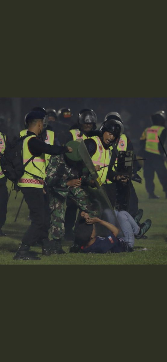 lord_ofthink's tweet photo. Blum hilang ingatan rakyat thd kekejian Genk Sambo
Tragedi Kanjuruhan menoreh luka lbh dalam, hampir 200 jiwa hilang  krn tindakan Polisi yg di benarkan Kapolda nya u/ pake gas Airmata
Kapolri anda di uji tegas bersikap.
Salam presisi
Kengerian di pintu 13
#PresisiPolisiTerburuk https://t.co/yASEwktLgN