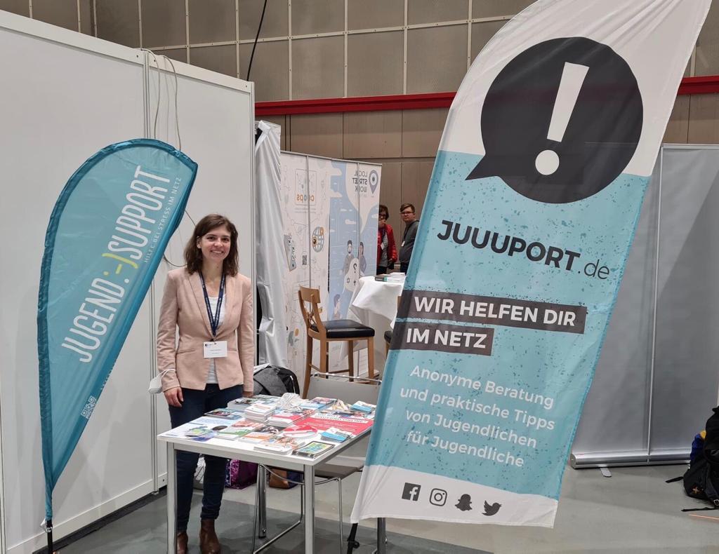 JUUUPORT (@juuuport) on Twitter photo Wir sind heute zusammen mit <a href="/jugend_support/">jugend.support</a> auf dem Deutschen Präventionstag. 🙂
Hier stellen wir unsere Projekte vor und tauschen uns mit anderen Akteueren der Präventionsarbeit aus. 💬
#DPT27 #DPTVorOrt #DPTTV #Präventionstag #JUUUPORT Wir sind heute zusammen mit <a href="/jugend_support/">jugend.support</a> auf dem Deutschen Präventionstag. 🙂
Hier stellen wir unsere Projekte vor und tauschen uns mit anderen Akteueren der Präventionsarbeit aus. 💬
#DPT27 #DPTVorOrt #DPTTV #Präventionstag #JUUUPORT