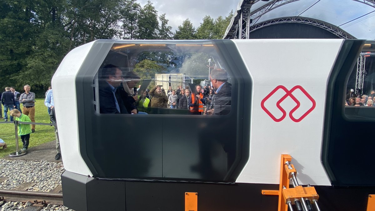 FraunhoferLemgo's tweet photo. 🥳🚝Starker Tag für @Kreis_Lippe und für die ganze Innovationsregion #OWL: Mit NRW-Verkehrsminister @Oliver_Krischer an Bord meisterte das #MONOCAB gestern seine Jungfernfahrt. Gratulation für ein tolles Teamwork! 🏆 @THochschuleOWL, @nrwverkehr_, @REGIONALE22  @LEL_Museumsbahn https://t.co/6XLyTPLOXf