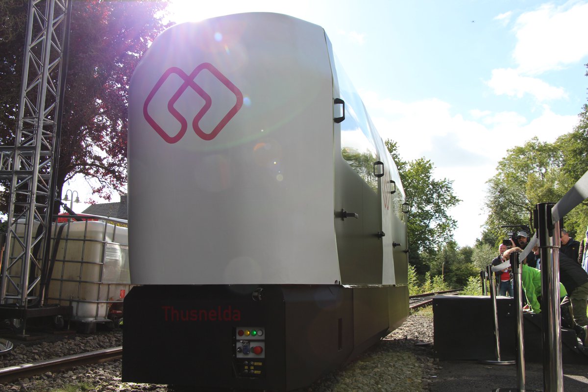 🥳🚝Starker Tag für @Kreis_Lippe und für die ganze Innovationsregion #OWL: Mit NRW-Verkehrsminister <a href="/Oliver_Krischer/">Oliver Krischer</a> an Bord meisterte das #MONOCAB gestern seine Jungfernfahrt. Gratulation für ein tolles Teamwork! 🏆 <a href="/THochschuleOWL/">Technische Hochschule OWL</a>, <a href="/nrwverkehr_/">NRW Verkehr</a>, <a href="/REGIONALE22/">REGIONALE 2022: UrbanLand OWL</a>  <a href="/LEL_Museumsbahn/">Landeseisenb. Lippe</a>