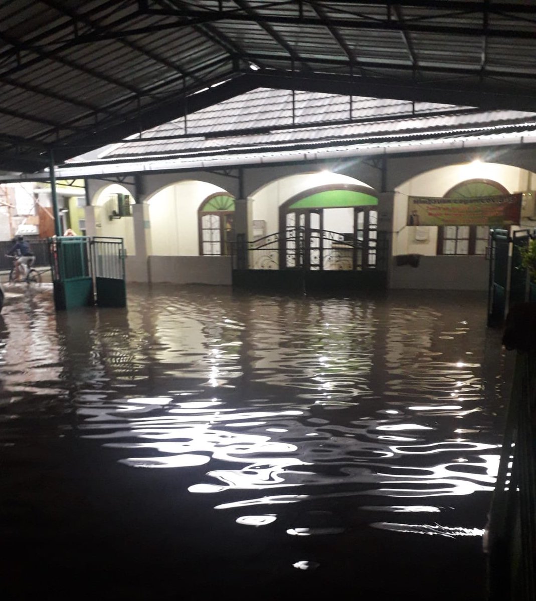inikopicinta's tweet photo. Twitter Please Do Your Magic

Bismillah...

Inilah yang selalu kami khawatirkan saat musim hujan kembali. Hujan dengan curah hujan yang tinggi beberapa kali menggenangi Masjid kami.

Oleh karena itu lantai Masjid perlu ditinggikan agar tidak mengalami lagi banjir ke dlm Masjid. https://t.co/BcOYTCWNUO