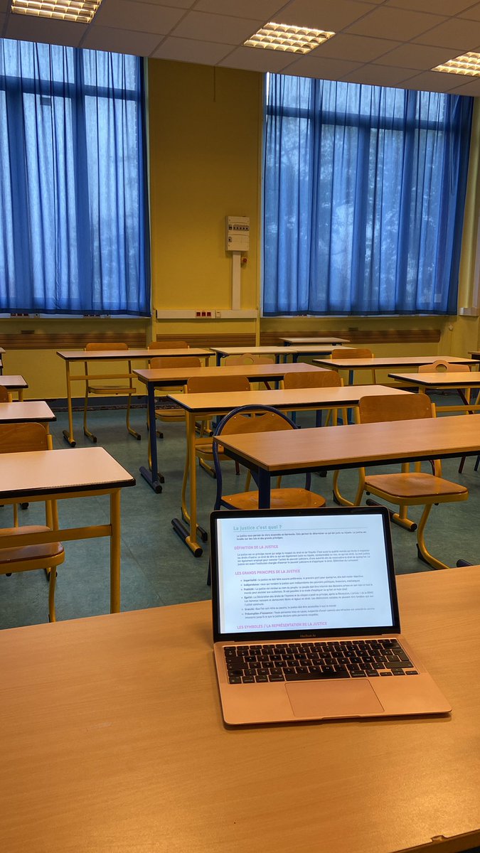 MargauxRo_'s tweet photo. Intervention auprès de la classe de 4ème C du Collège Jean Charcot dans le cadre de la Journée du droit dans les collèges https://t.co/2rVDuXeKHU
