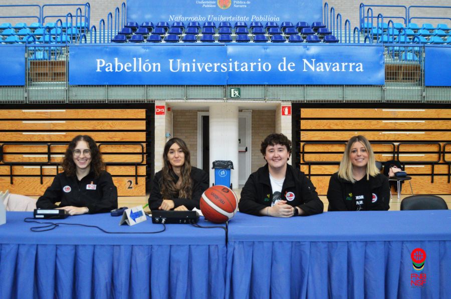 CNaBaloncesto's tweet photo. Este sábado dio comienzo la competición en Liga Femenina 2 con el partido Aranguren Mutilbasket - Promoviatges CBF Cerdanyola donde participaron nuestras compañeras y compañero.
#TercerEquipo 📝⏱️🏀🖤
#Oficiales #Baloncesto #RefereeLife #CNaB
#LF2 #Aranguren #Mutilbasket #UPNA https://t.co/WYWZqbEpTl