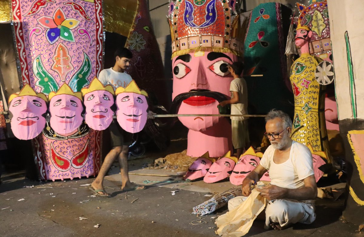 JasbirMalhi1's tweet photo. Artists giving the final touch to an effigy of Ravna, Meghnath and Kumbhkarna in Mohali. @iepunjab @IndianExpress @grewal_sharma #Inpix https://t.co/GNkU7s1bor