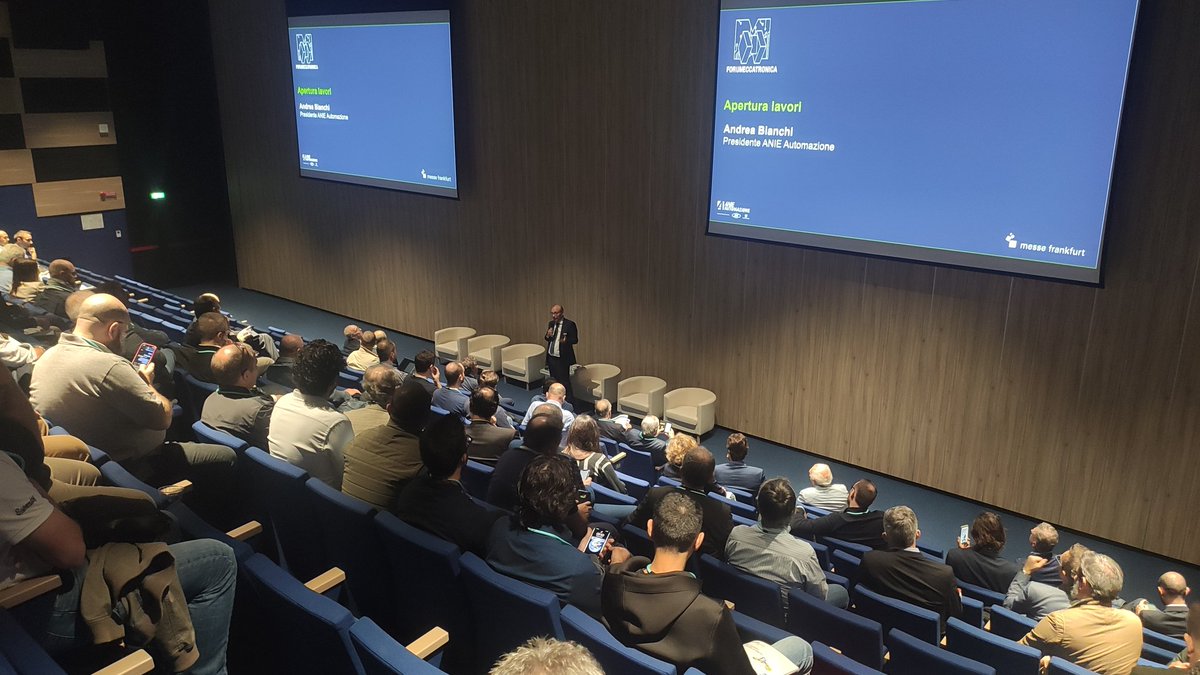 È iniziata la nona edizione di Forum #Meccatronica. Sul palco Donald Wich di <a href="/messefrankita/">Messe Frankfurt ITA</a> e Andrea Bianchi di <a href="/ANIEAutomazione/">ANIEAutomazione</a> per l apertura lavori.