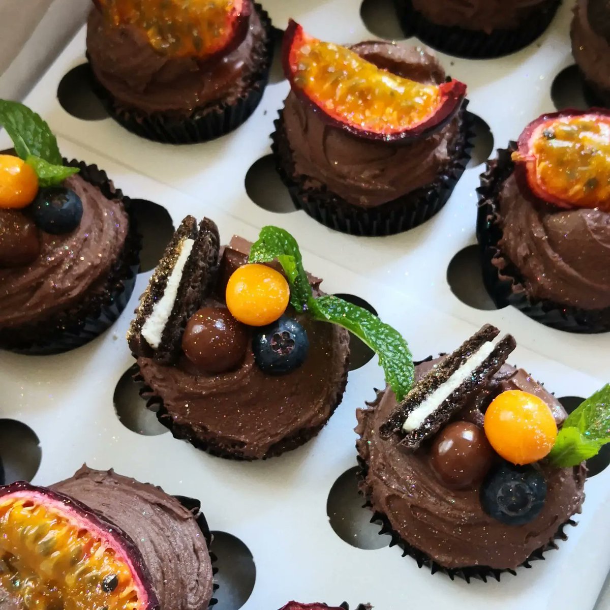 DebbieStarB's tweet image. #treatyourself 🖤 DM me to place your treat orders. #somethingdelicious #supportsmallbusiness #capetownbaker #cake