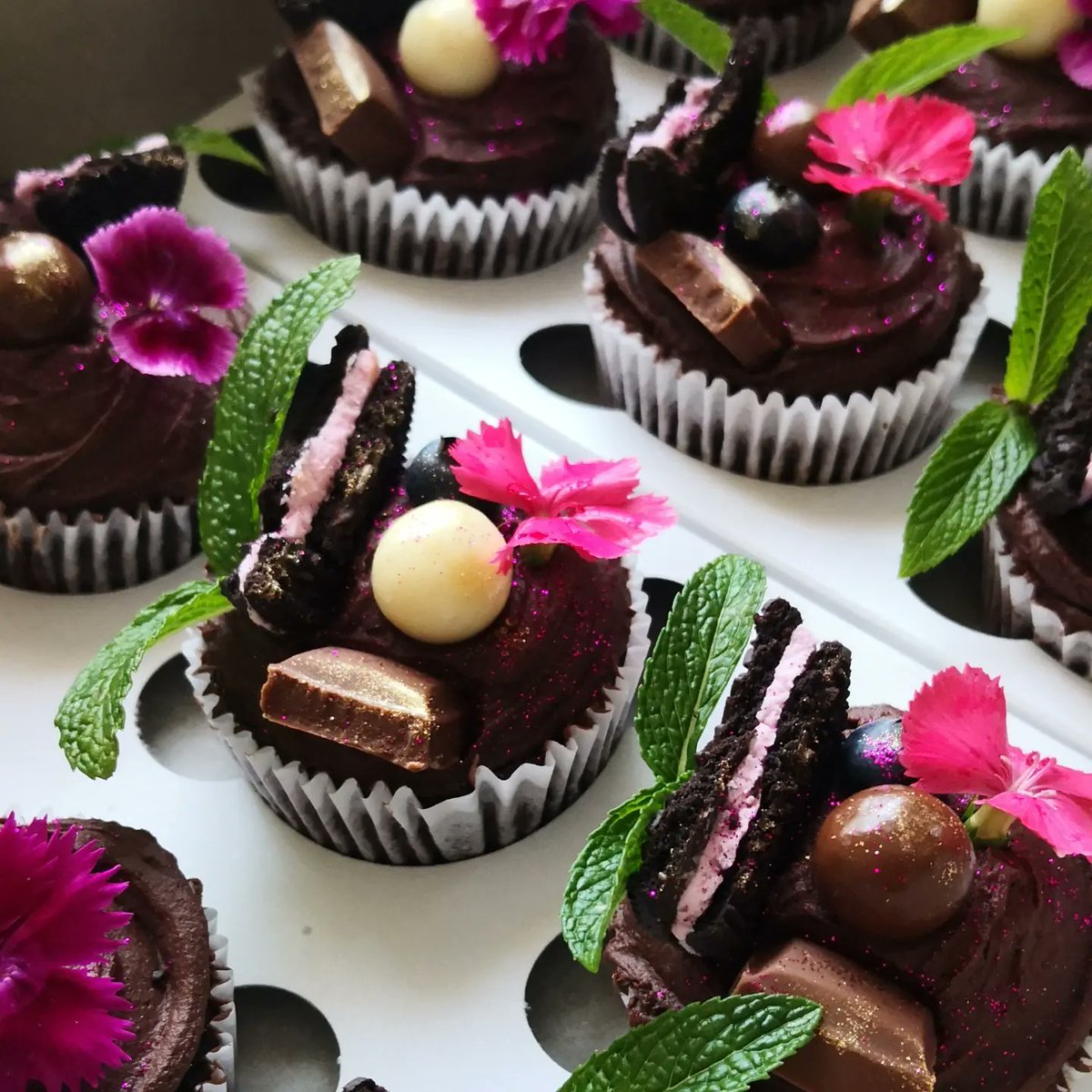 DebbieStarB's tweet image. #treatyourself 🖤 DM me to place your treat orders. #somethingdelicious #supportsmallbusiness #capetownbaker #cake