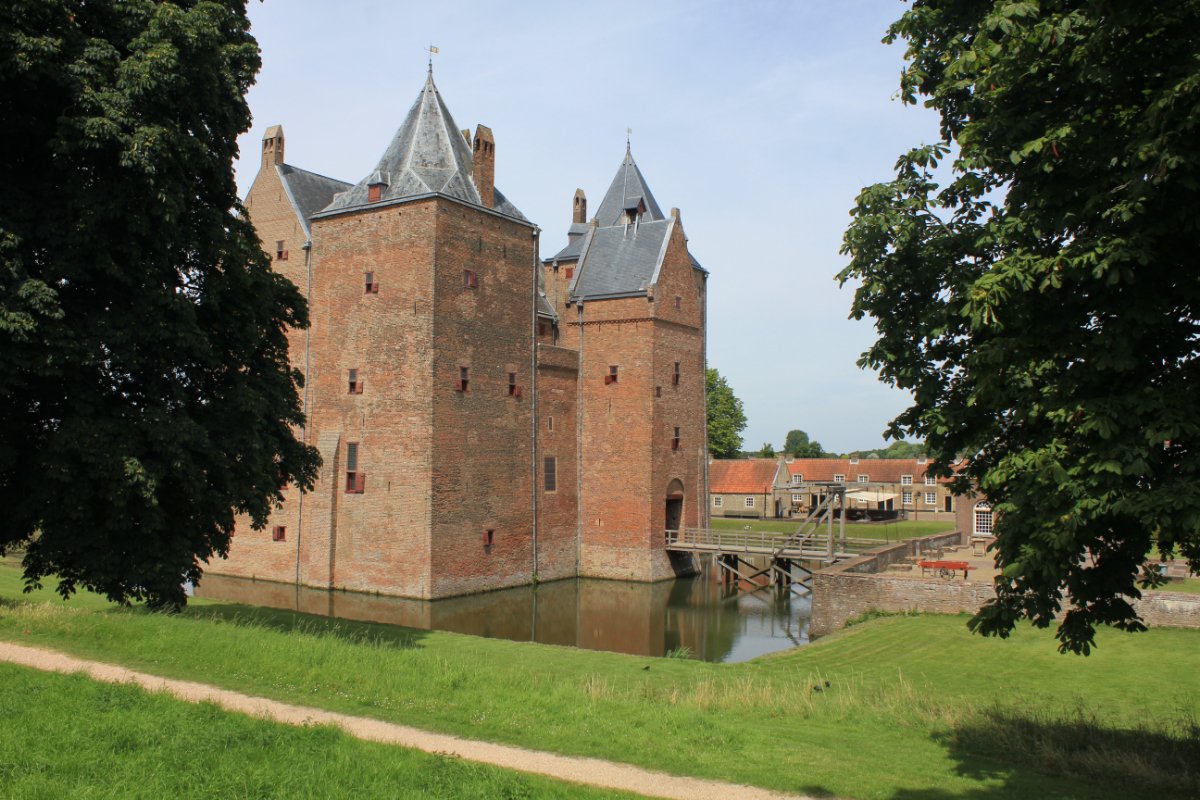 Het leukste uitje van Nederland midden in de Vestingdriehoek? Het zou zomaar kunnen!👊

Slot Loevestein is door de ANWB genomineerd als leukste uitje van Gelderland 2023. Iets waar wij als Vestingdriehoek volledig achter staan. 😉 Of het echt zo leuk is? Ontdek het zelf!