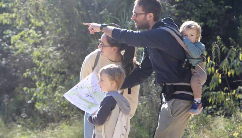 Exploradors a Món Sant Benet. Circuit d’orientació en família! Agafeu les motxilles i prepareu-vos per interpretar mapes i esmolar la vostra orientació! Inscripció per grup amb un màxim de 5 persones per reserva. 🧭 sortirambnens.com/activitats/age… #sortirambnens #ambnens @MonStBenet