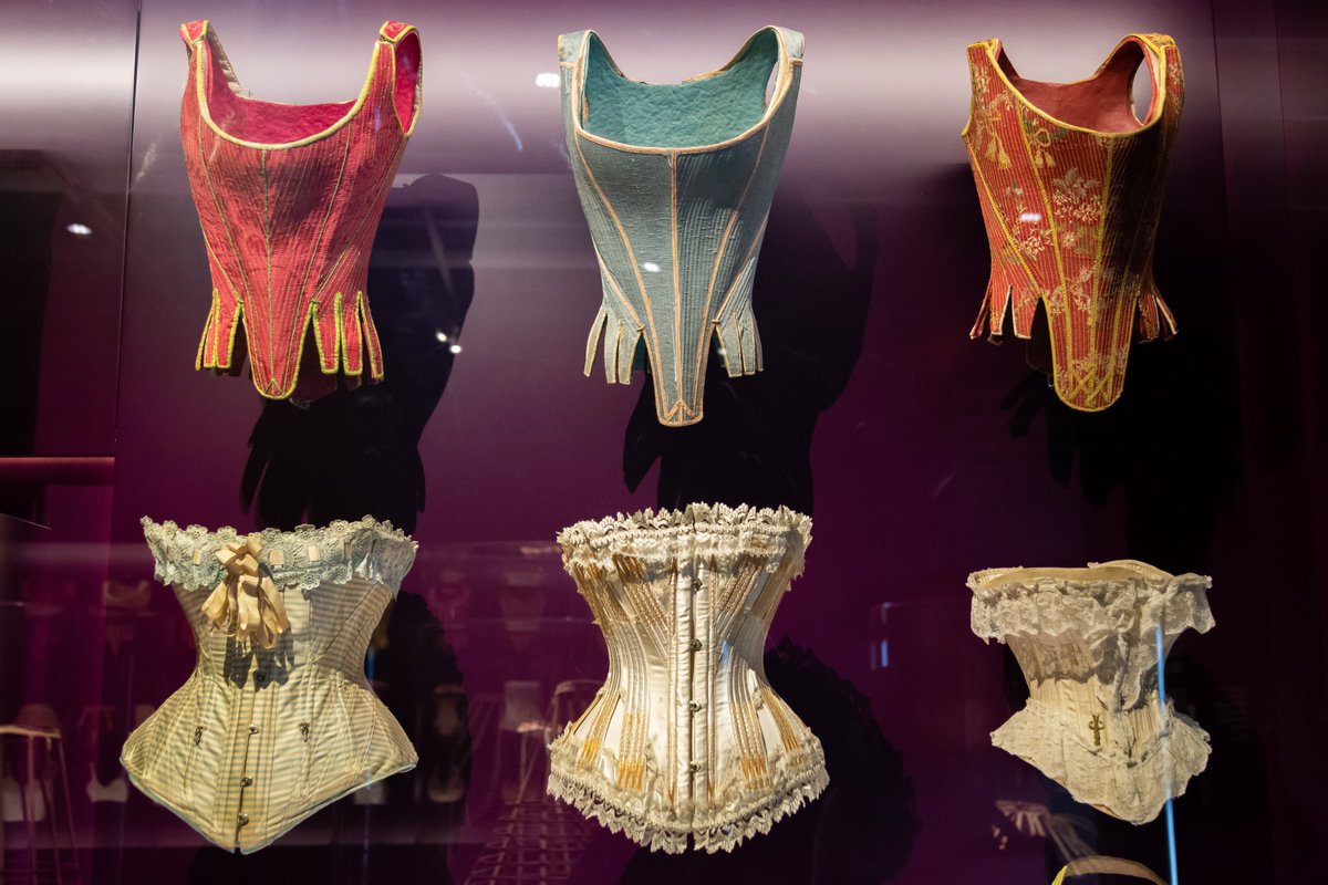 dissenyhub's tweet photo. 🩱 Les cotilles són unes de les peces que més criden l'atenció de la mostra #ElCosVestit.
👩🍼 En aquest nou #reels us expliquem la història d'una cotilla de maternitat del s. XVIII.
https://t.co/M0iQYSnThp https://t.co/z2vq13uIVM