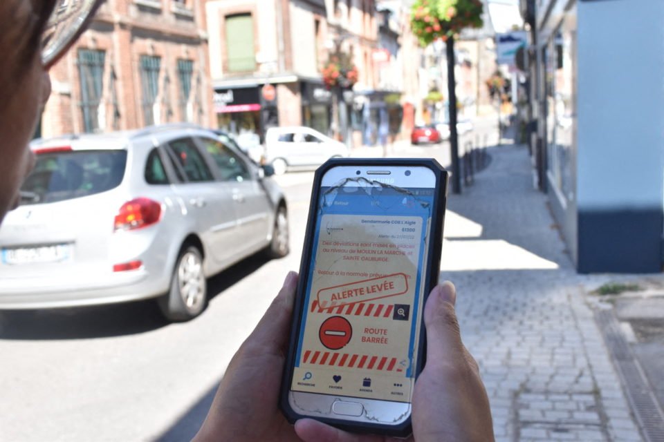 MairesRuraux78's tweet photo. @PanneauPocket, l'application qui permet aux habitants de suivre les informations en temps réel de leur commune et de la gendarmerie, adoptée par de nombreux adhérents @MairesRuraux78, a séduit les maires du Pays de l'Aigle https://t.co/ozVj8X3boL https://t.co/IfdZoYMHV7