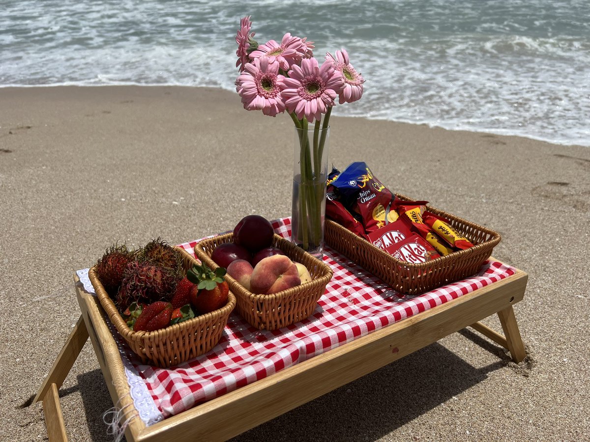 لا تسمح للناس أن يسحبوك لعاصِفتهم..
اسحبهم أنتَ لهدوئِك.