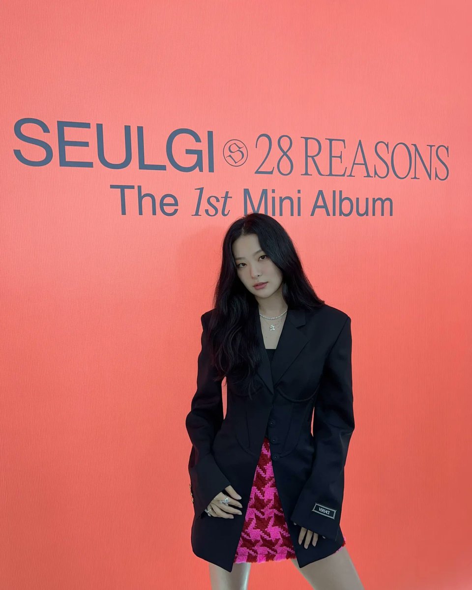 REVEVotingTeam's tweet photo. 28 REASONS D-DAY! We can't wait to hear this masterpiece from our soloist #SEULGI ❤️‍🔥

Reply with:

WELCOME SOLOIST SEULGI 
#슬기_솔로가_대박인_28REASONS
#28ReasonsWithSeulgi https://t.co/rdc65eVQlM
