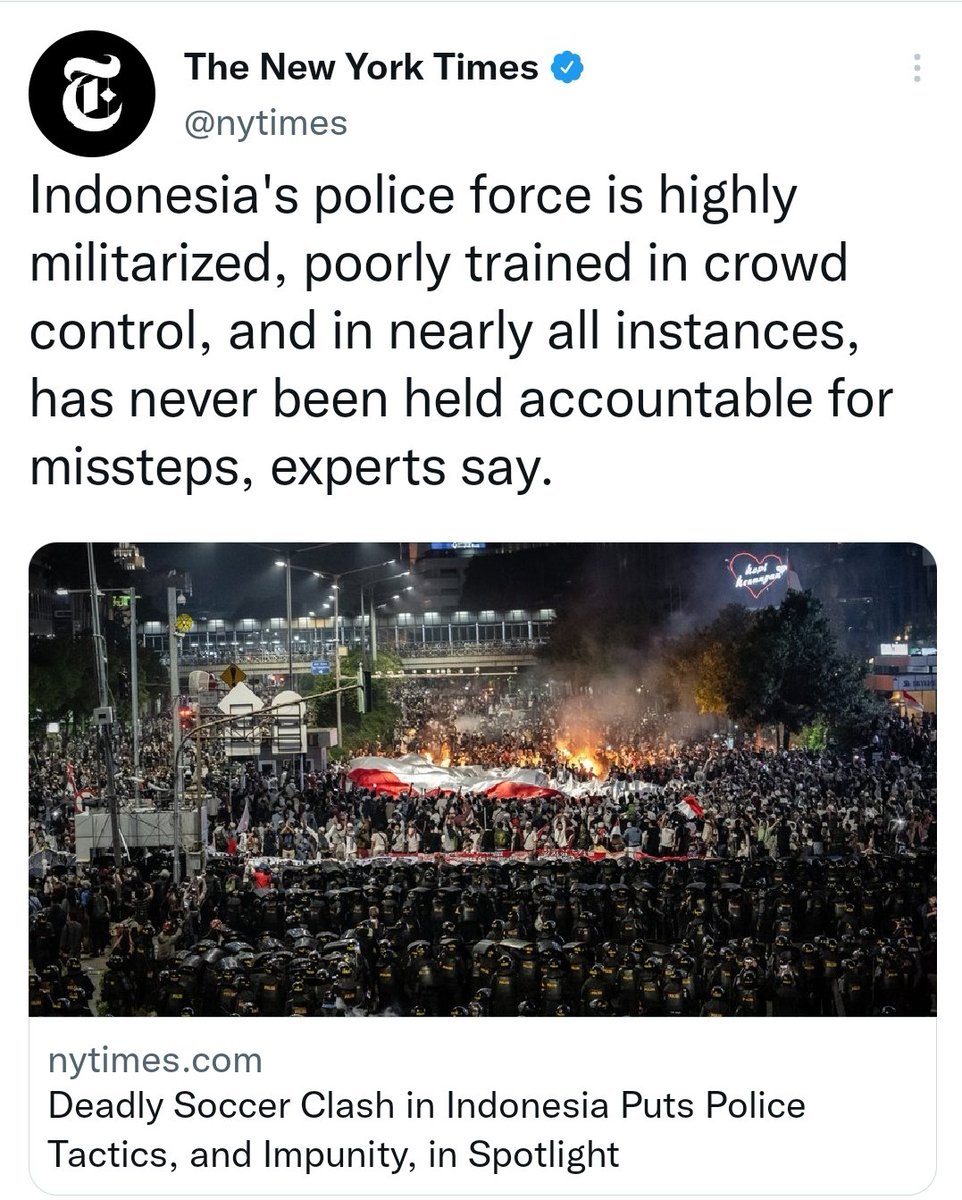 Polisi Indonesia, terlalu militeristik, tidak terlatih menangani kerumunan, dan hampir dalam setiap kejadian tidak pernah dimintai pertanggung jawaban atas kesalahan2nya. 👀

The New York Times
