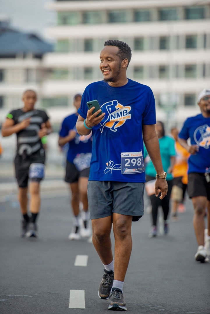 bajabiri's tweet photo. Kuna mda unaona kabisa KM hazisogei....kila ukicheki simu unaona @Strava imeganda.....
#NMBMarathon 👕 by #JustFit https://t.co/Hpuq1HYyu6