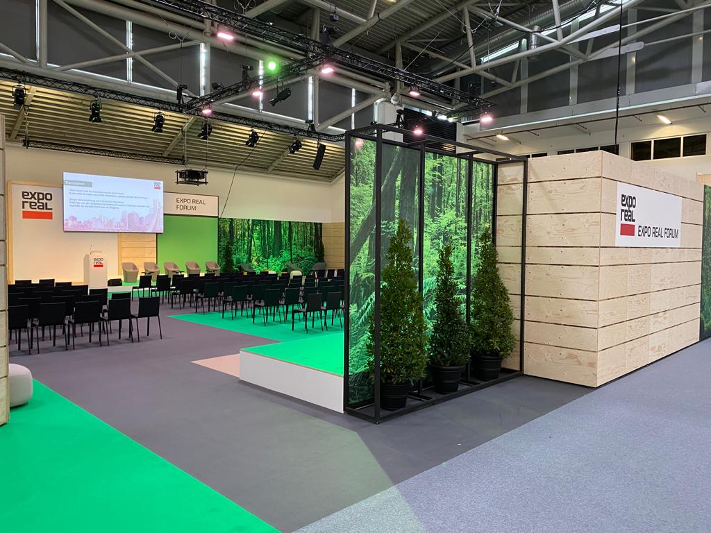 On the Way to 1.6 Million Apartments? Federal Minister <a href="/klara_geywitz/">Klara Geywitz</a> discusses the need for affordable housing with Verena Bentele, President of <a href="/VdK_Deutschland/">Sozialverband VdK</a> and other high-profile guests at the #EXPOREAL FORUM, starting at 11:30, Hall A2, Booth A2.450. #realestate #property